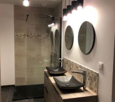 Installation des luminaires et miroirs dans la salle d'eau parentale
