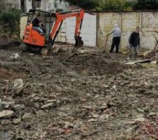 Fin de la destruction de la d&eacute;pendance ...travail pas encore finalis&eacute;. Mise au point avec CDT, sera fait au moment du remblais
