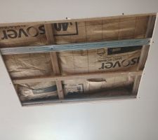 Réparation du plafond en cours. Installation de renforts et découpe propre