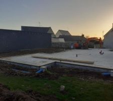 Fin f&eacute;vrier - Dalle coul&eacute;e, pr&eacute;paration pour levage de l'ossature bois