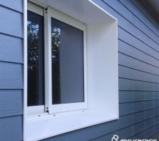 Choix du bardage : Hardieplank bleu acier
Choix des habillages de rives et tableaux de fenêtres : Hardiepanel blanc
Baguettes blanches pour les angles de la maison