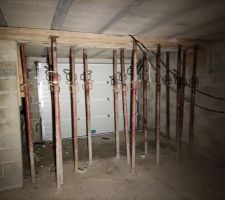 "Nouvelle" poutre toujours coffr&eacute;e et &eacute;tay&eacute;e