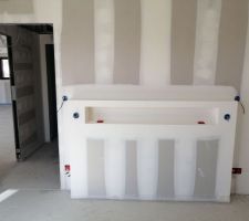 Chambre suite parentale avec sa tête de lit en placo.