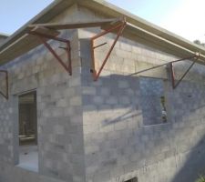 Les 4 coins de la maison avant le montage de la charpente