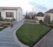 Après midi nettoyage de ce coin du jardin bordures de pelouse nettoyée, petit carré potager près de la maison ou j'ai mis les échalotes , je dois aller chercher les oignons  . le nectarinier prend son temps pour bourgonner