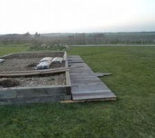 Quand l'équipe de monsieur cornuaud a réalisé les bordures séparant pelouse et allées de gravillons j'ai récupéré les lames de terrasse laissées par l'equipe du précédent paysagiste : posée sur une bache et un calage bois j'ai réalisé un trottoir de 7.50 par un mètre le long du potager  il reste a couper les lames aux bonnes longueur  et les fixer  par une belle après midi de printemps !le chemin me permet d'aller vers le composteur  situé au fond du jardin et orégan aime s'y allonger qaund je travaille sur le potager
