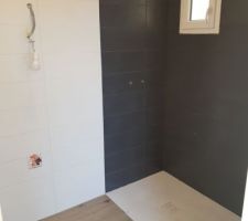 Salle de bain RDC carrelage terminé !