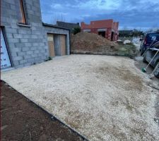 Graviers étalés sur les bandes de propreté, la terrasse et la zone de stationnement devant le garage