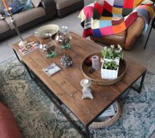 Nouvelle ambiance dans le salon : table basse en bois et métal recyclé