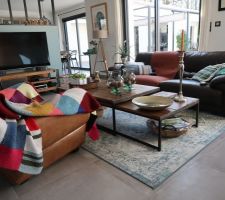 Nouvelle ambiance dans le salon : table basse en bois et métal recyclé