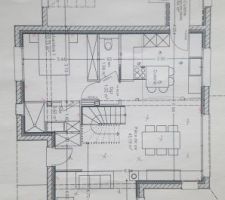 Voici le plan de notre maison nous n'avons pas encore validée ce plan on aimerait changer de place la porte qui mène à l'arrière-cuisine. On décale arrêt donc cette porte juste à côté des toilettes ce n'est pas bien grave si on doit passer par le garage pour y accéder sachant qu'on aura pas forcément besoin d'y aller tous les jours. On aimerait faire un îlot central à la place également. Voyez-vous d'autres choses à changer note notamment côté chambre parentale