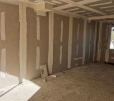 Placo enfin terminé, avec les bandes réalisées. A noter qu'il manque le BA13 feu à l'emplacement du poêle.