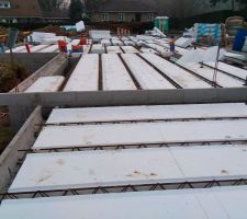 Positionnement des poutrelles, des hourdis et passage des fourreaux et canalisations