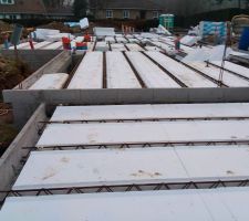 Positionnement des poutrelles, des hourdis et passage des fourreaux et canalisations