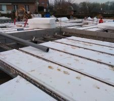 Positionnement des poutrelles, des hourdis et passage des fourreaux et canalisations