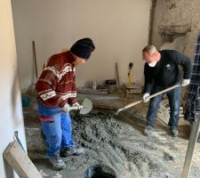 Préparation du béton par le père et le beau père