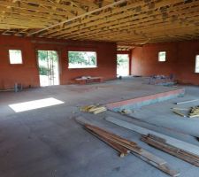 2 NIVEAUX DANS LE SEJOUR PAR DES ESCALIERS LATERAUX