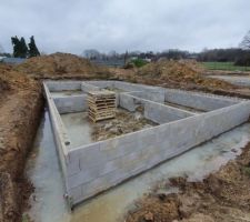 Le vide sanitaire s'avance ; il reste à imperméabiliser le vide sanitaire et à le recouvrir .... la suite au prochain épisode. 
Pour plus de tranquillité, il a fallu prévoir le drainage du vide sanitaire non prévu par le constructeur ; et compte tenu de l'eau qui se trouve au fond du vide sanitaire ce n'est pas un luxe ....