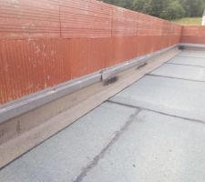Etancheite du toit terrasse , les parties horizontal des relevés d etancheites doivent se trouver sous les rouleaux ..montage à l'envers..de plus les accroteres ne sont pas conformes