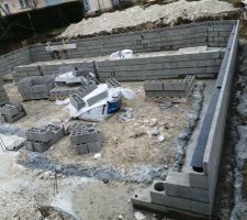 &Ccedil;a y est ! Ils ont commenc&eacute; &agrave; construire le vide sanitaire hier, n'h&eacute;sitez pas &agrave; me dire ce que vous en pensez. &Ccedil;a a l'air bien fait, mais je n'y connais rien..