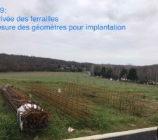 S09: arrivée des ferrailles pour début terrassement 
Les géomètres sont passés pour faire les mesures pour l?implantation de la la maison