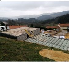 La maison émerge enfin ... La vue me fascine déjà tant la forêt environnante est belle.