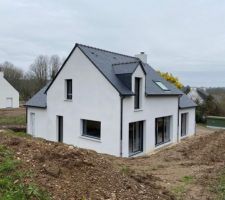 Finitions façades avec pose des gouttières alu noir. Il reste le garde corps à installer et les supports de fenêtre à peindre.