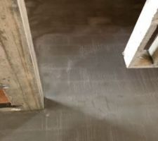 Rajout d'une surface de ciment sur toute la mitoyenneté pour éviter les éventuels désagréments comme des infiltrations!