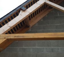 Début de la lasure des dessous de toit et de l'appentis.