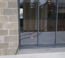 La gaine qui n'a pas été passé sous la terrasse...