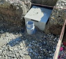 Mise en place de l'évacuation des eaux pluviales, dans le même regard que l'évacuation du drain (mais une réhausse plus haut).