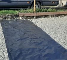 Déroulage du polyane sur le hérisson. Il servira à empêcher le béton de perdre de l'eau dans le hérisson par dessous, et de boucher les quelques petits trous du coffrage.