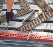 Pliage des U. Les 2 branches du U ne sont pas parfaitement dans le même plan, même si on s'aide de quelques cales pour tâcher de garder l'acier à plat. Ce n'est pas bien grave pour le coup.
