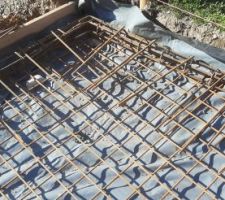 Les chainages carrés périphériques sont en place, on glisse les 120 U autour d'eux. Ces U relieront les 2 nappes de treillis soudés et les chainages.
