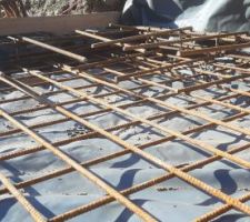 Les chainages carrés périphériques sont en place, on glisse les 120 U autour d'eux. Ces U relieront les 2 nappes de treillis soudés et les chainages.
