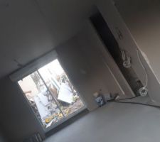 Le salon et une partie de l'entrée vus de la baie vitrée de la salle à manger/cuisine