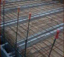 Préparation fond de la piscine qui ne touche pas le sol pour limiter la profondeur à1m5
