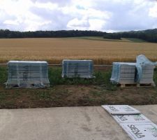 Début du chantier terrasse: la dalle béton va être recouverte de dalles sur plôts 60X60 grises antracite