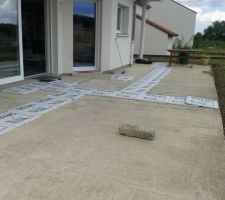 Début du chantier terrasse: la dalle béton va être recouverte de dalles sur plôts 60X60 grises antracite.
Mise en place pour aligner les dalles avec le carrelage intérieur.