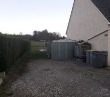 Le garage devra s'implanter entre le mur pignon et la limite &agrave; gauche.