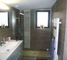 La salle de bain de notre maison simple et efficace