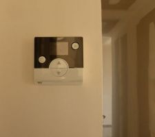 Thermostat dans le couloir côté nuit