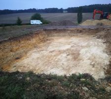 Et voil&agrave;, premier coup de pelle et le trou se d&eacute;voile