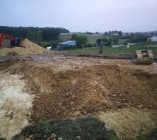 Et voil&agrave;, premier coup de pelle et le trou se d&eacute;voile
Le chemin d'acc&egrave;s est trac&eacute; et creus&eacute;