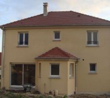 Enduit fini vue de l'arri&egrave;re. Enduit qui doit s&eacute;cher et donc s'&eacute;claircir !!! Difficile pour l'enduit de s&eacute;cher de ce temps-ci ...