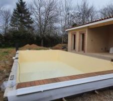 La piscine se remplit tout doucement, le caillebotis bois est installé