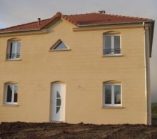 Enduit face avant qui doit aussi s&eacute;cher !!! On voit encore appara&icirc;tre les parpaings qui vont disparaitre en s&eacute;chant ...