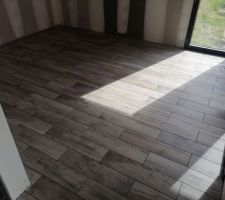 Carrelage imitation parquet des chambres.