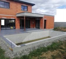 Carrelage terrasse terminé. Piscine en cours.