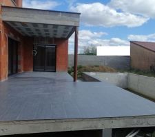 Carrelage terrasse terminé. Piscine en cours.